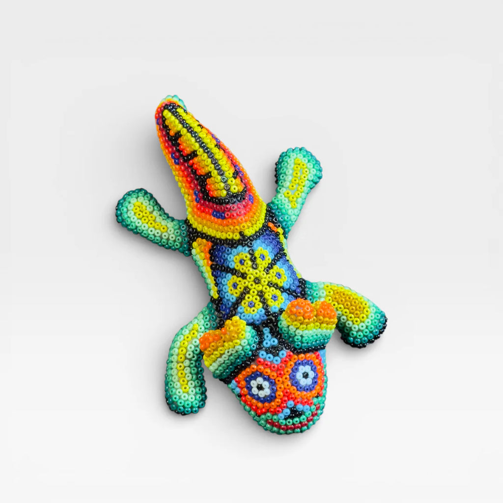 Figura de Chaquira Huichol: Camaleón verde, naranja y azul con diseño de Ojo de Dios.