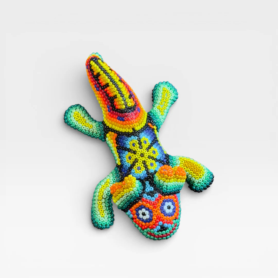 Figura de Chaquira Huichol: Camaleón verde, naranja y azul con diseño de Ojo de Dios.