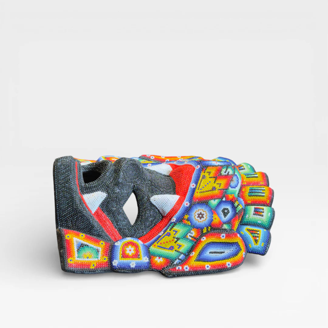 Figuras de Chaquira: Máscara Huichol con colmillos, rostro negro, boca roja y diseños vibrantes.