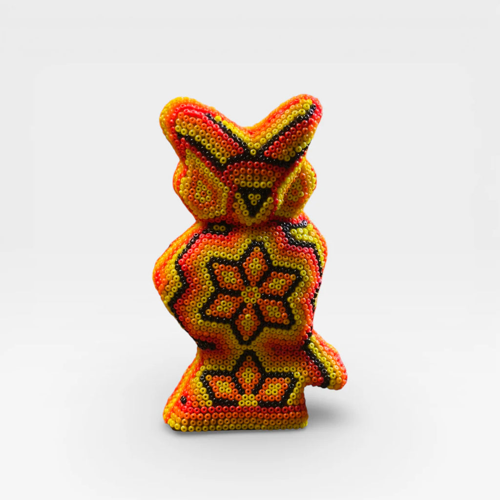 Figuras de Chaquira: Liebre Wixárika Naranja, Amarilla y Negra con Diseño Estelar.