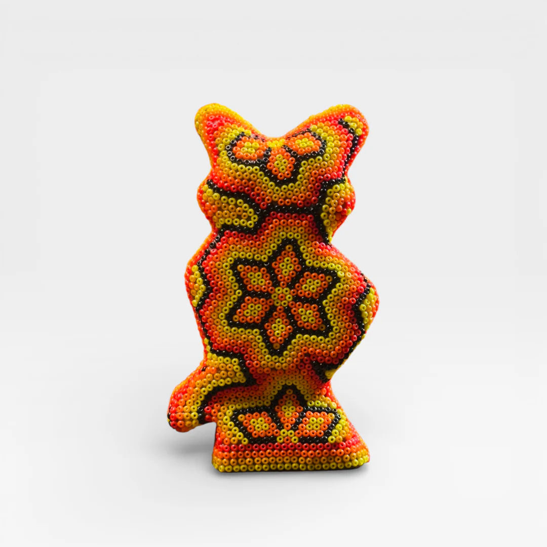 Figuras de Chaquira: Liebre Wixárika Naranja, Amarilla y Negra con Diseño Estelar.