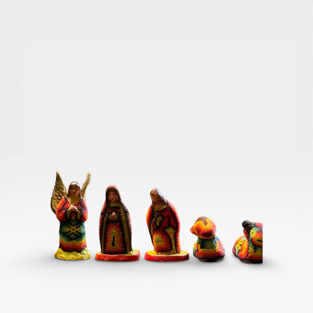 Figuras de Chaquira Huichol, vibrantes amarillo, azul y rojo con patrones geométricos tradicionales.
