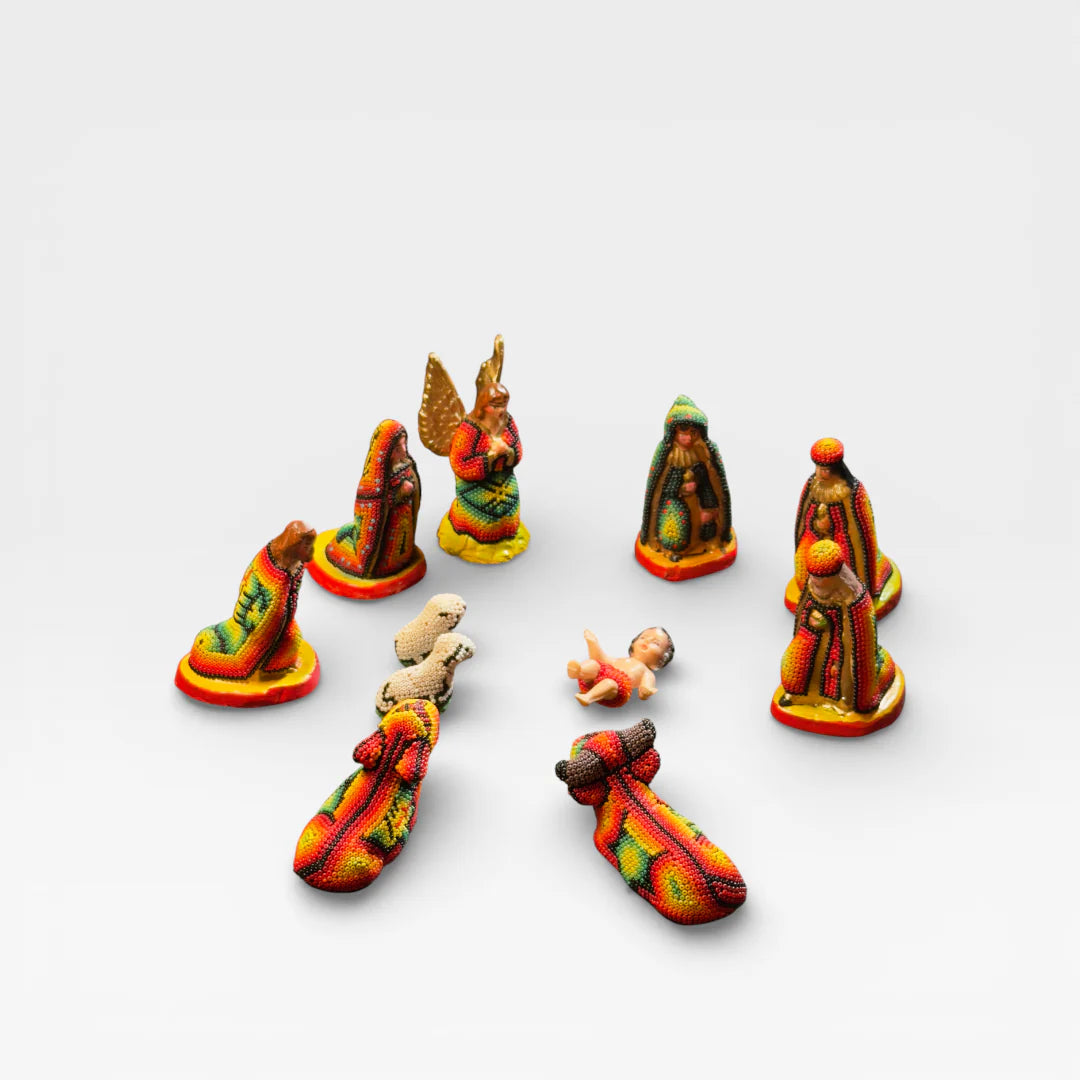 Figuras de Chaquira Huichol, vibrantes amarillo, azul y rojo con patrones geométricos tradicionales.