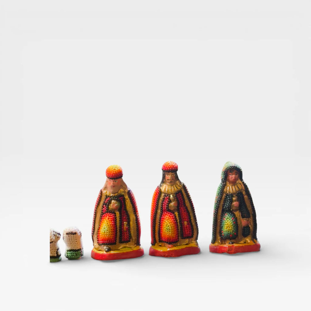 Figuras de Chaquira Huichol, vibrantes amarillo, azul y rojo con patrones geométricos tradicionales.