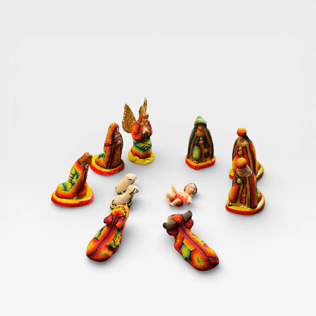 Figuras de Chaquira Huichol, vibrantes amarillo, azul y rojo con patrones geométricos tradicionales.