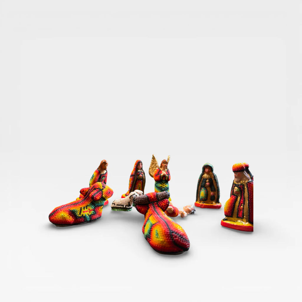 Figuras de Chaquira Huichol, vibrantes amarillo, azul y rojo con patrones geométricos tradicionales.