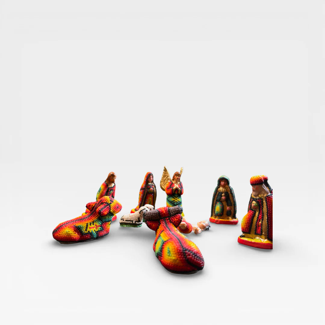 Figuras de Chaquira Huichol, vibrantes amarillo, azul y rojo con patrones geométricos tradicionales.