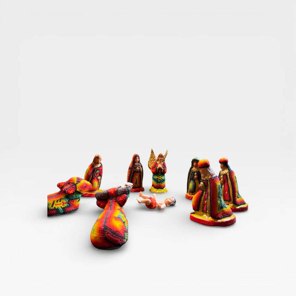 Figuras de Chaquira Huichol, vibrantes amarillo, azul y rojo con patrones geométricos tradicionales.
