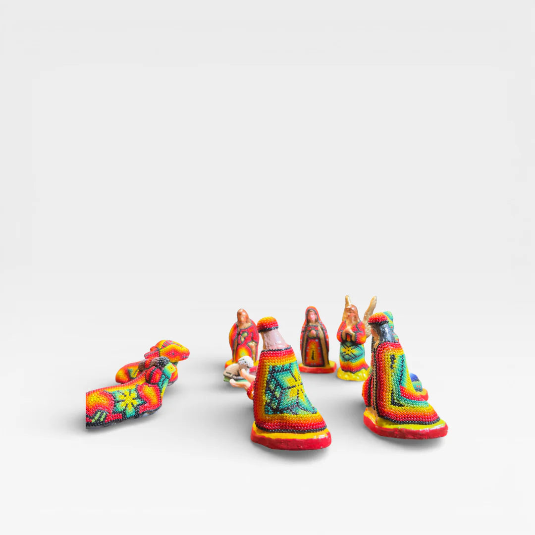 Figuras de Chaquira Huichol, vibrantes amarillo, azul y rojo con patrones geométricos tradicionales.