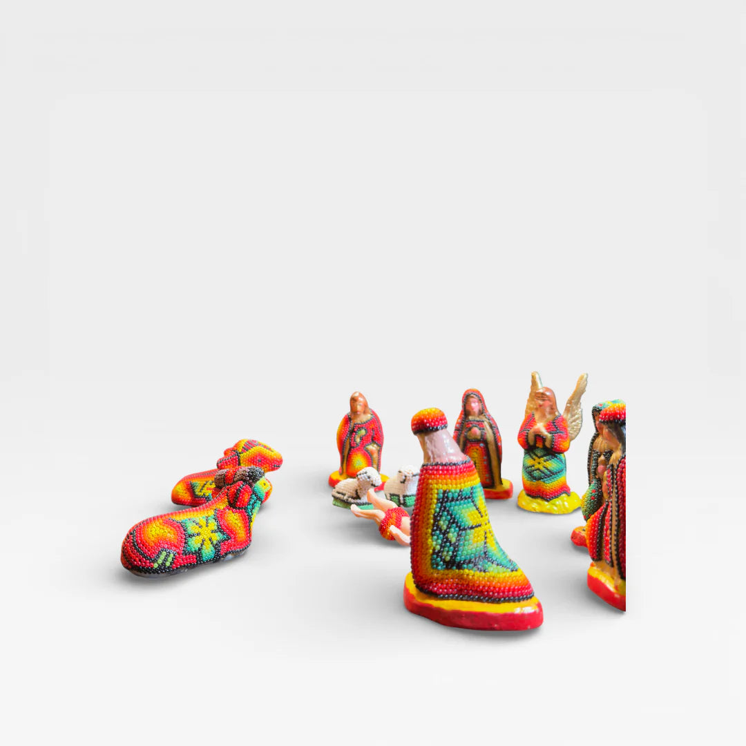 Figuras de Chaquira Huichol, vibrantes amarillo, azul y rojo con patrones geométricos tradicionales.