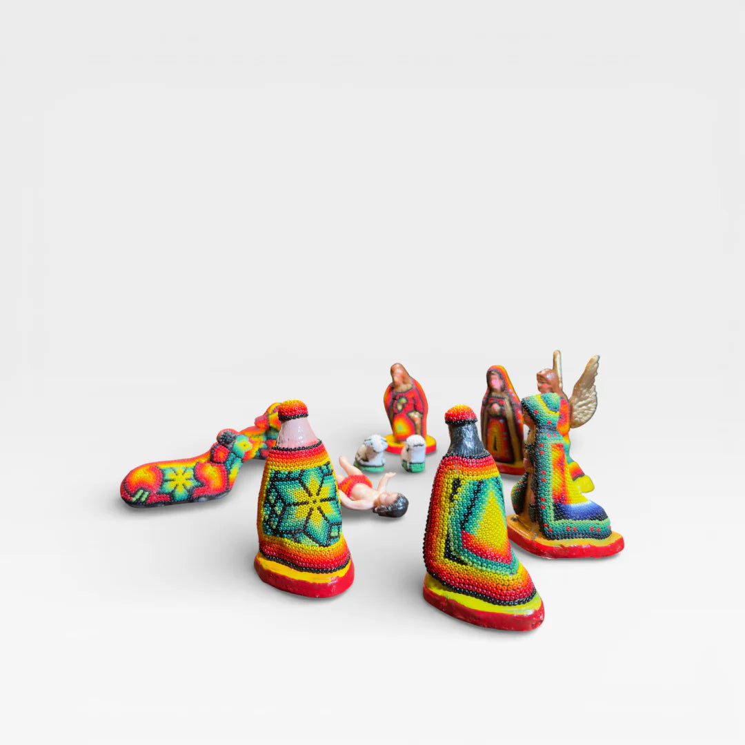 Figuras de Chaquira Huichol, vibrantes amarillo, azul y rojo con patrones geométricos tradicionales.