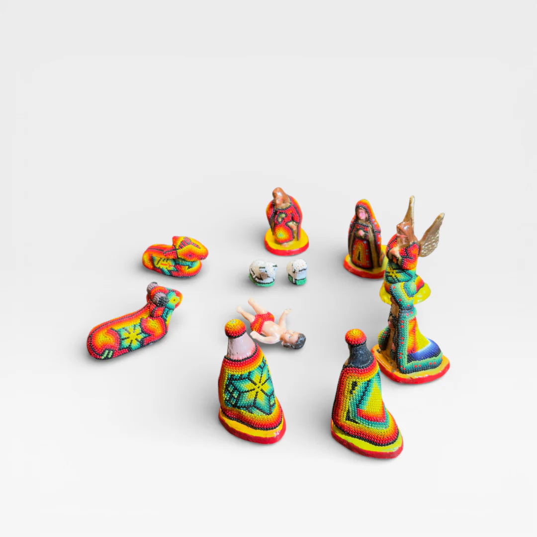 Figuras de Chaquira Huichol, vibrantes amarillo, azul y rojo con patrones geométricos tradicionales.