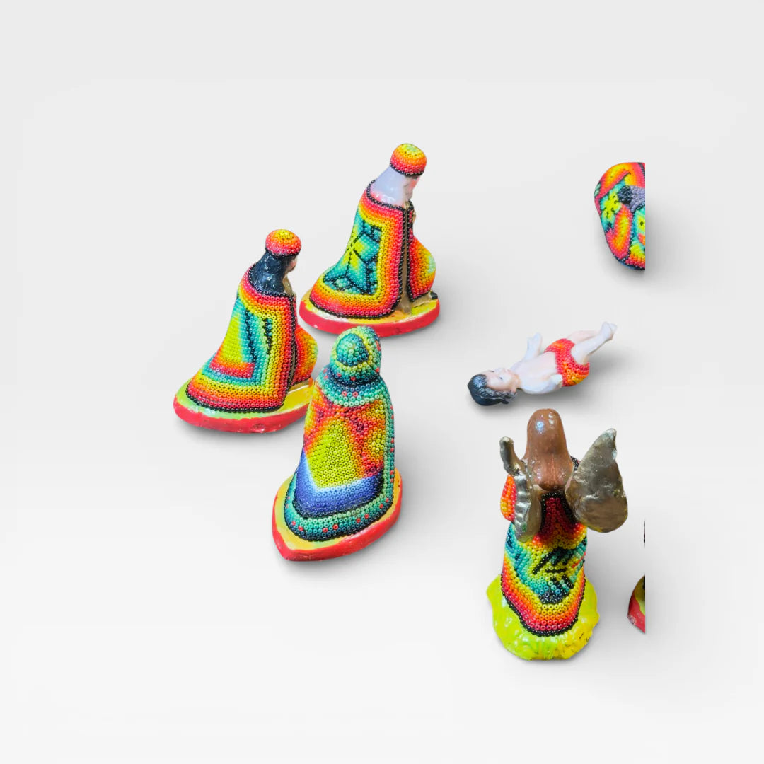 Figuras de Chaquira Huichol, vibrantes amarillo, azul y rojo con patrones geométricos tradicionales.