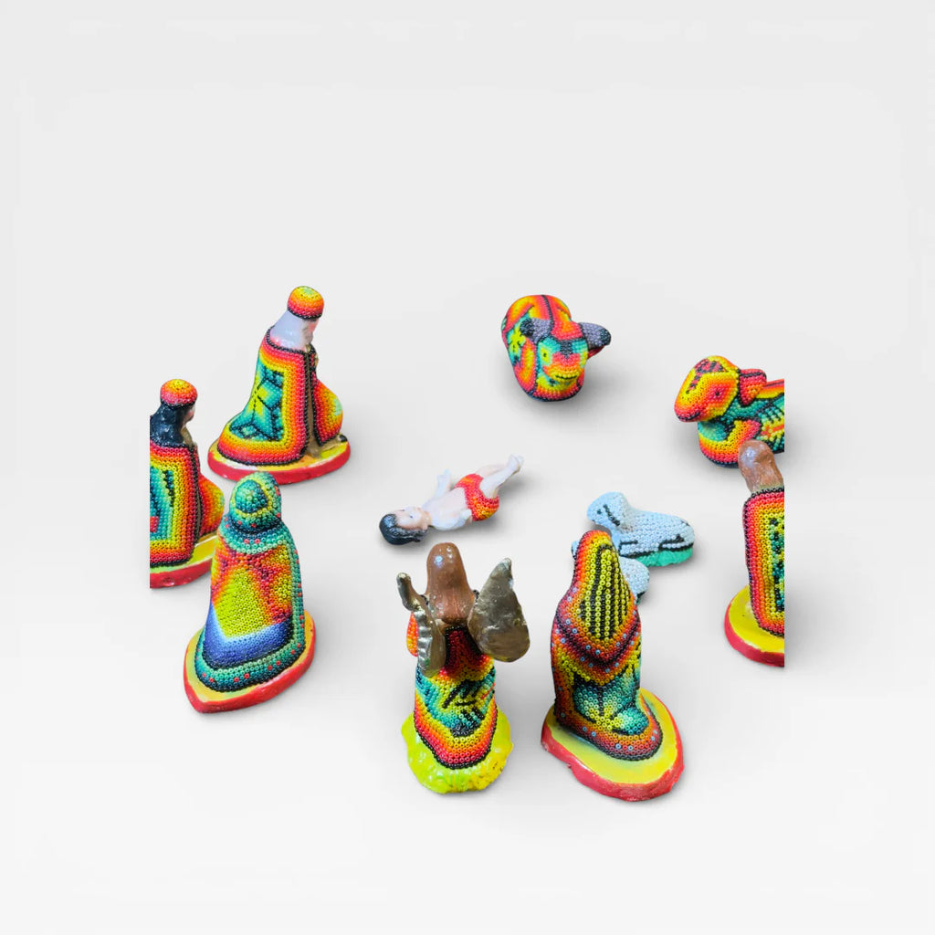 Figuras de Chaquira Huichol, vibrantes amarillo, azul y rojo con patrones geométricos tradicionales.