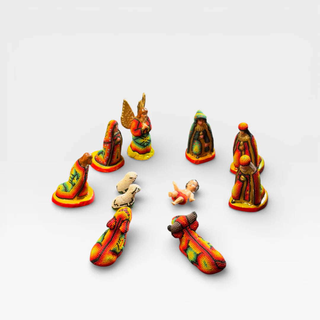 Figuras de Chaquira Huichol, vibrantes amarillo, azul y rojo con patrones geométricos tradicionales.