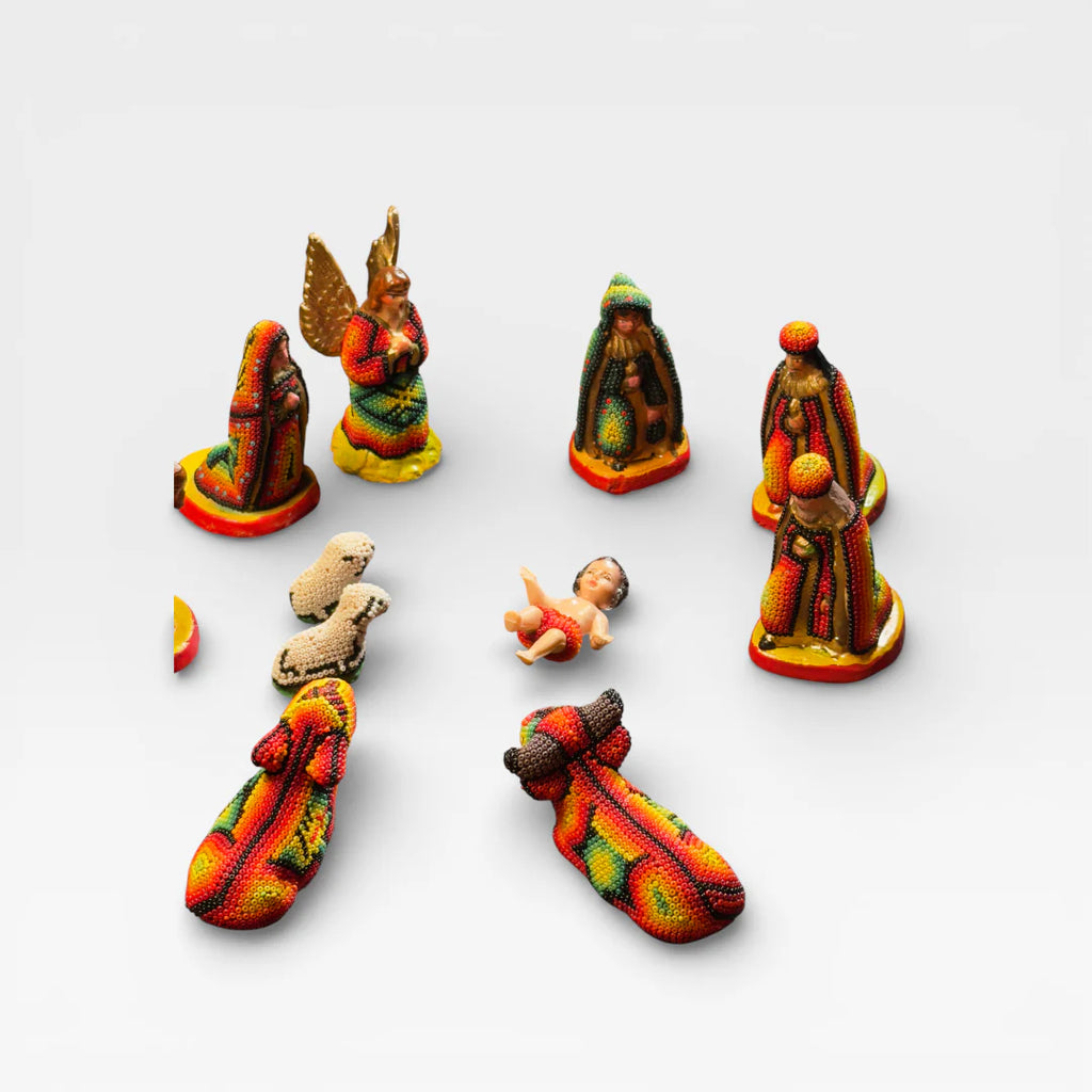 Figuras de Chaquira Huichol, vibrantes amarillo, azul y rojo con patrones geométricos tradicionales.