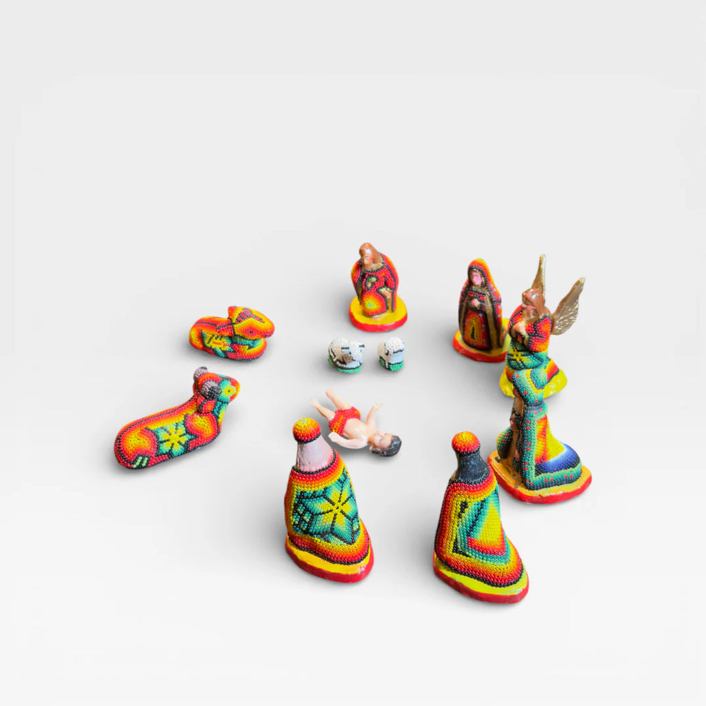 Figuras de Chaquira Huichol, vibrantes amarillo, azul y rojo con patrones geométricos tradicionales.