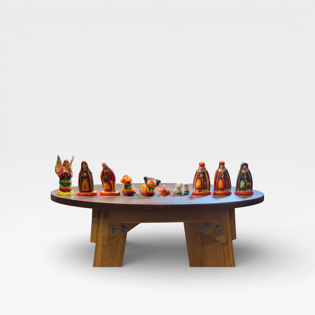 Figuras de Chaquira Huichol, vibrantes amarillo, azul y rojo con patrones geométricos tradicionales.