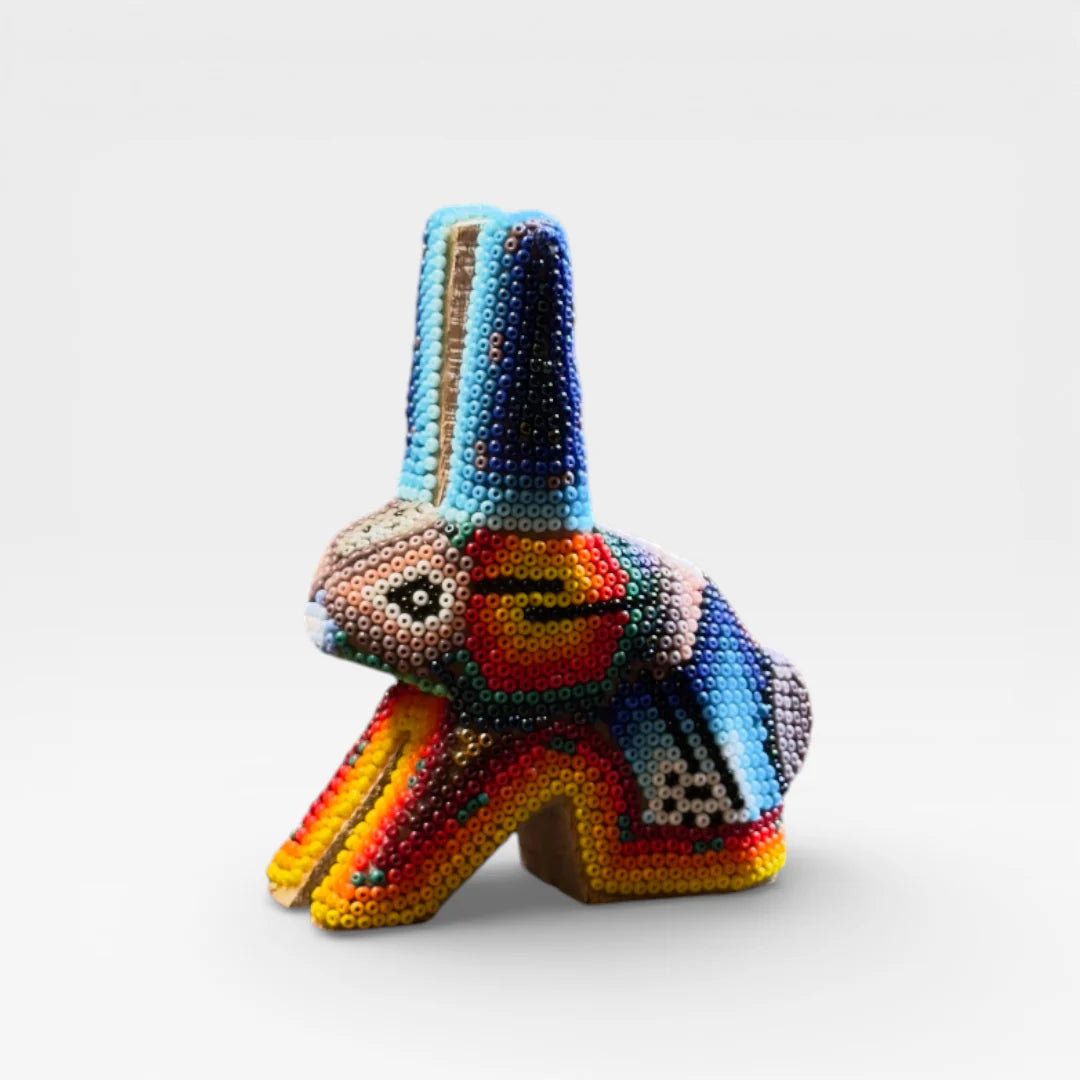 Figura de Chaquira: Conejo Wixárika con chaquira azul, roja y naranja vibrante