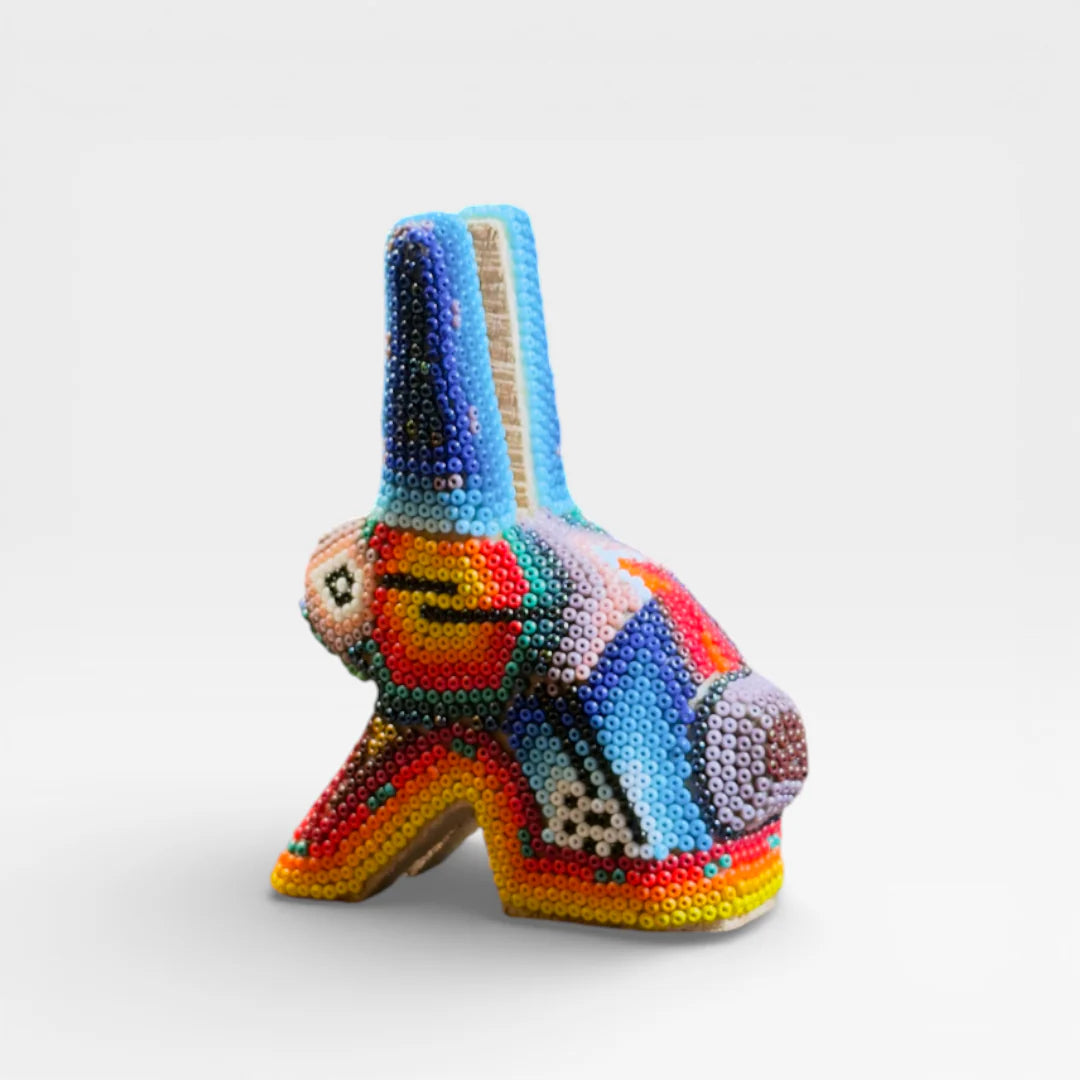 Figura de Chaquira: Conejo Wixárika con chaquira azul, roja y naranja vibrante