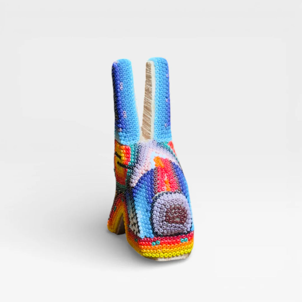 Figura de Chaquira: Conejo Wixárika con chaquira azul, roja y naranja vibrante