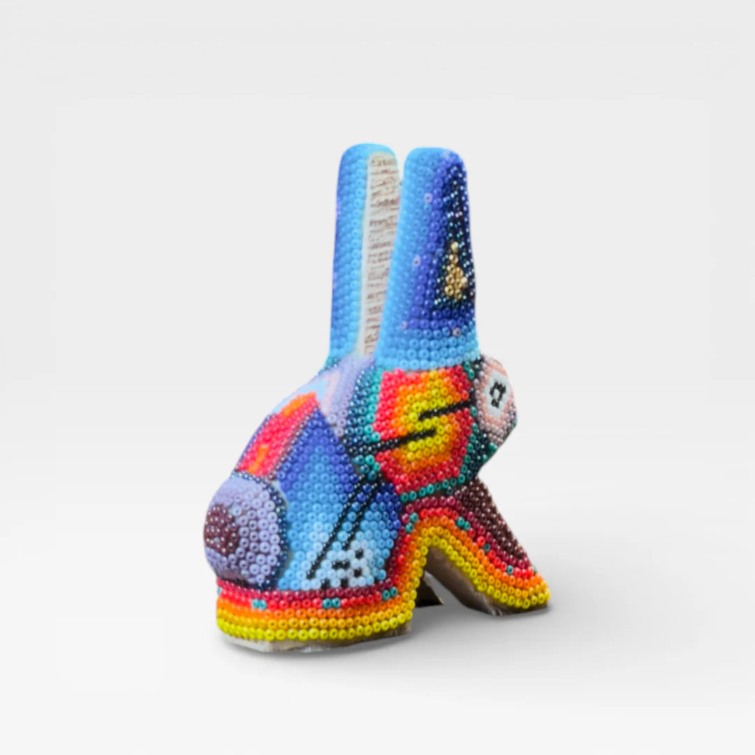 Figura de Chaquira: Conejo Wixárika con chaquira azul, roja y naranja vibrante
