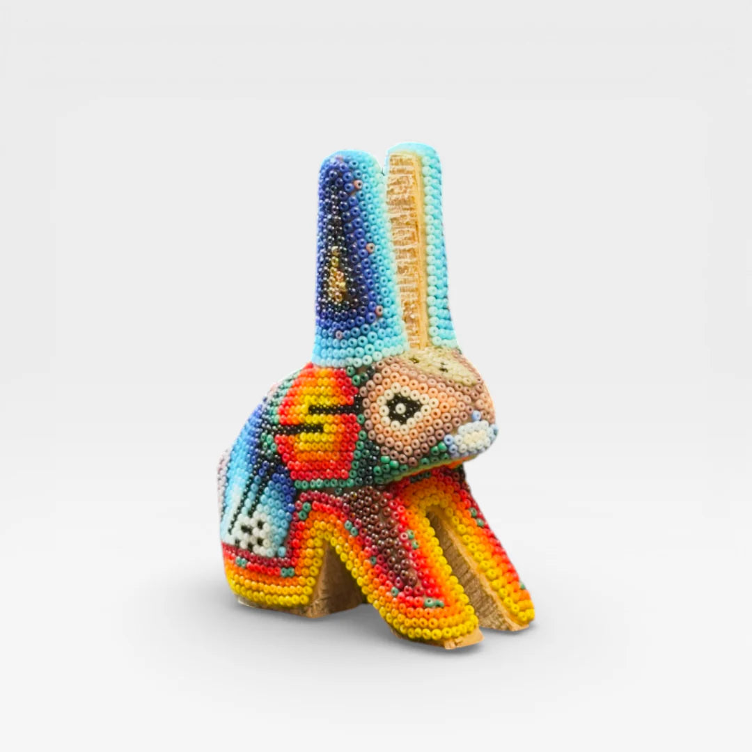 Figura de Chaquira: Conejo Wixárika con chaquira azul, roja y naranja vibrante