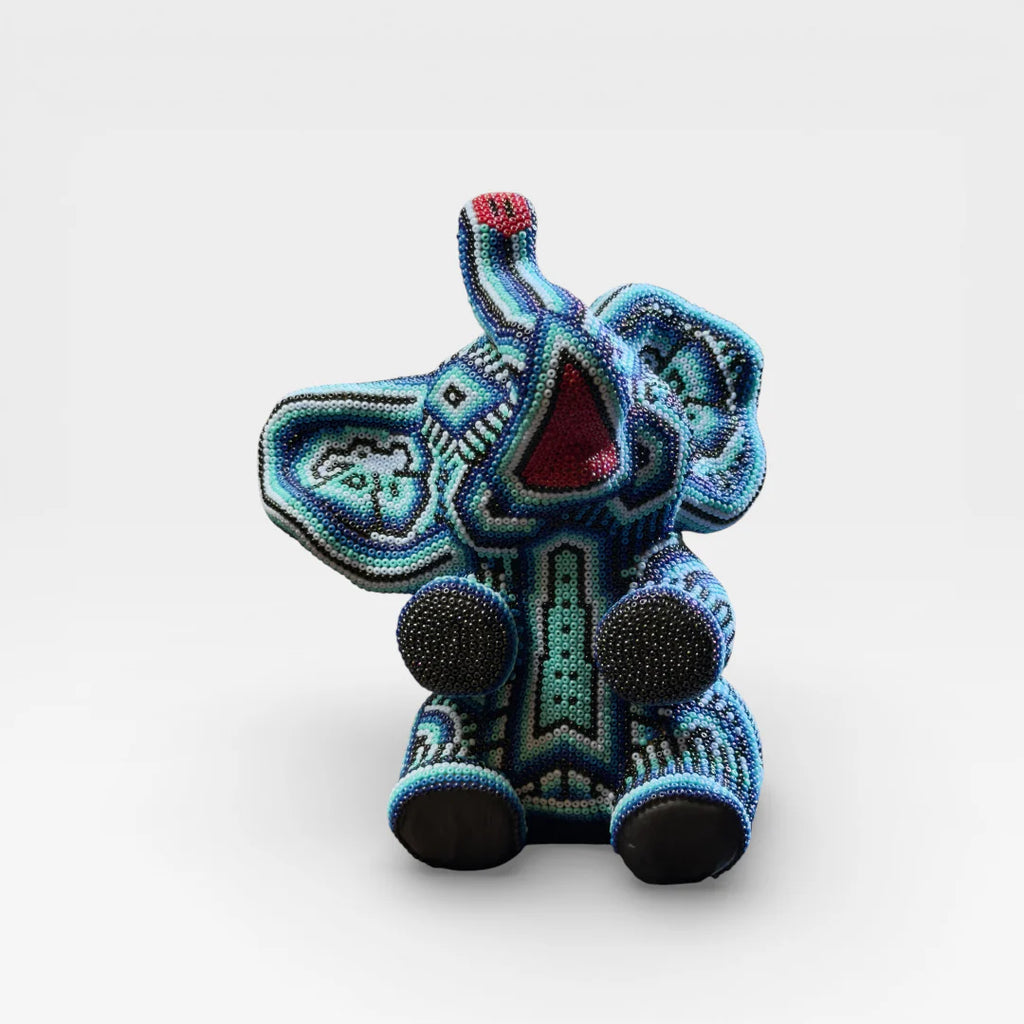 Figura de Chaquira Huichol Elefante Azul Turquesa con Patrones Geométricos Wixárika.