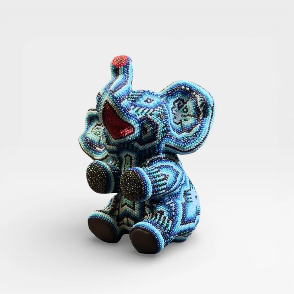 Figura de Chaquira Huichol Elefante Azul Turquesa con Patrones Geométricos Wixárika.