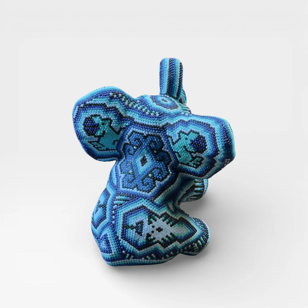 Figura de Chaquira Huichol Elefante Azul Turquesa con Patrones Geométricos Wixárika.