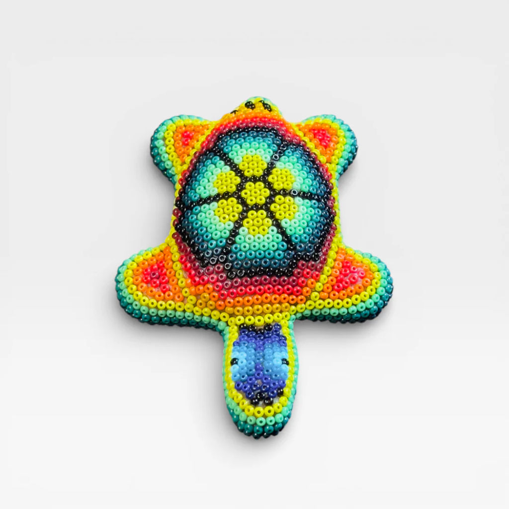 Figura de Chaquira Huichol: Tortuga azul, verde y naranja con diseño geométrico.
