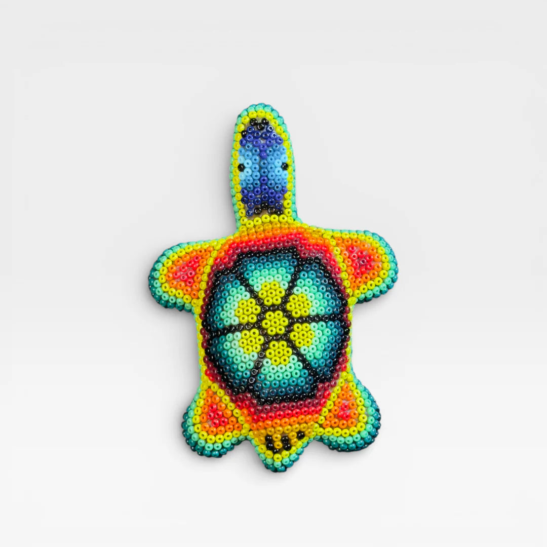 Figura de Chaquira Huichol: Tortuga azul, verde y naranja con diseño geométrico.