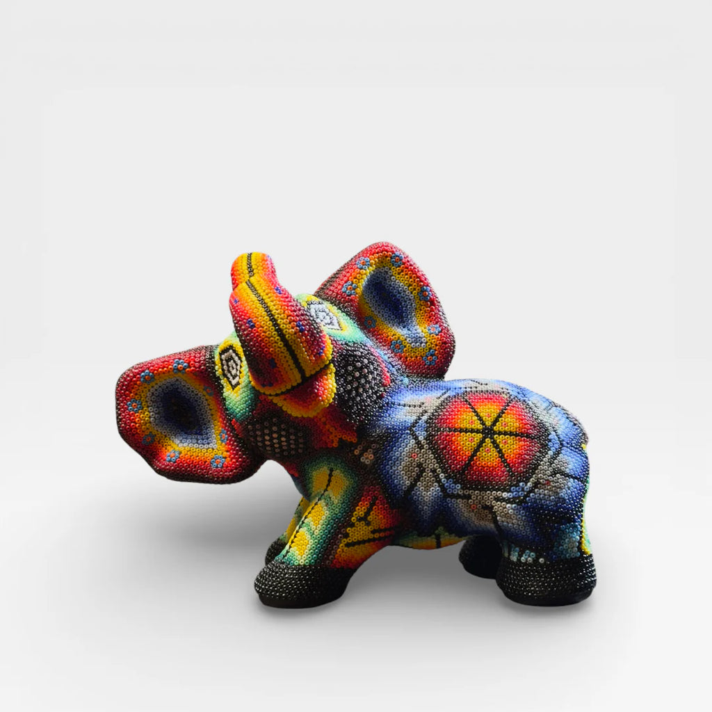 Figura de Chaquira: Elefante Azul, Rojo y Amarillo con Patrones Geométricos Wixárika