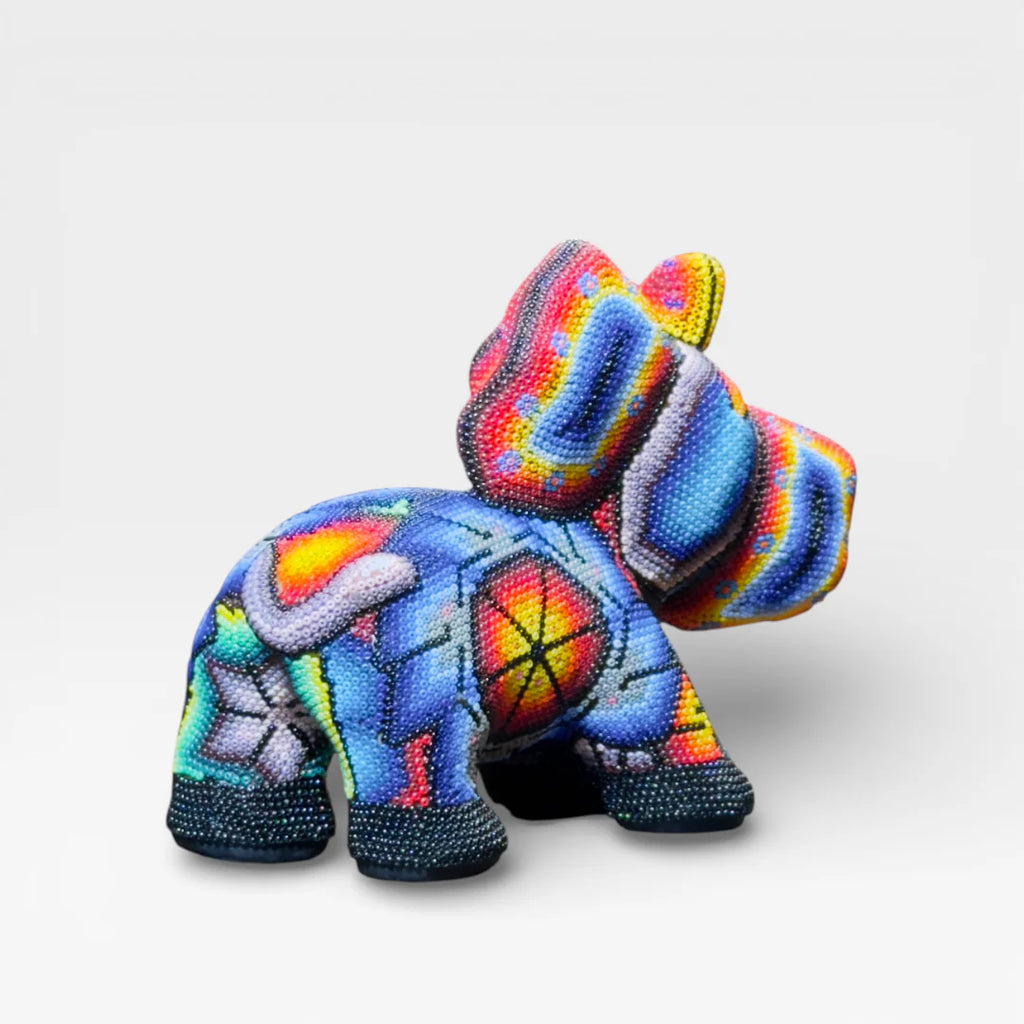 Figura de Chaquira: Elefante Azul, Rojo y Amarillo con Patrones Geométricos Wixárika