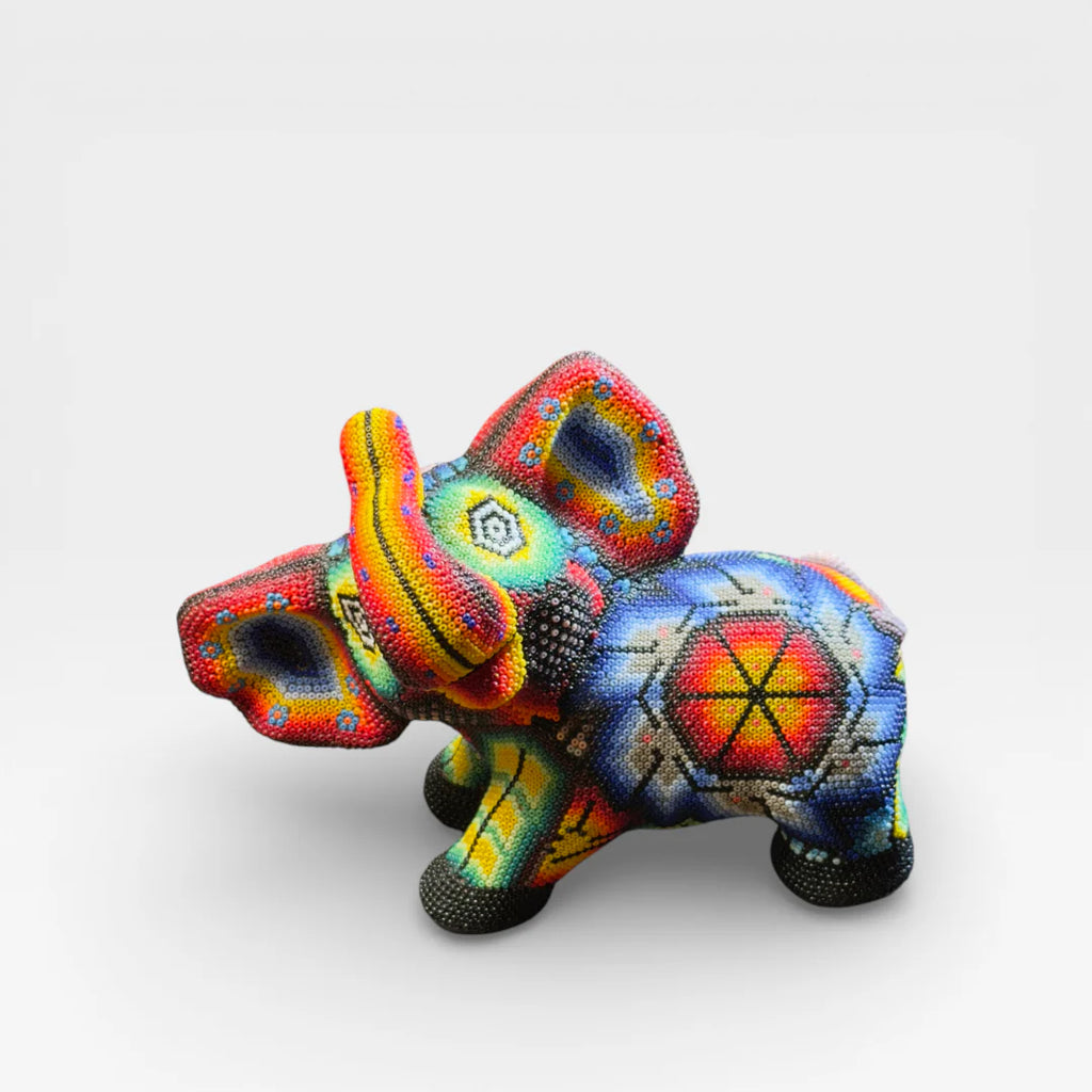 Figura de Chaquira: Elefante Azul, Rojo y Amarillo con Patrones Geométricos Wixárika