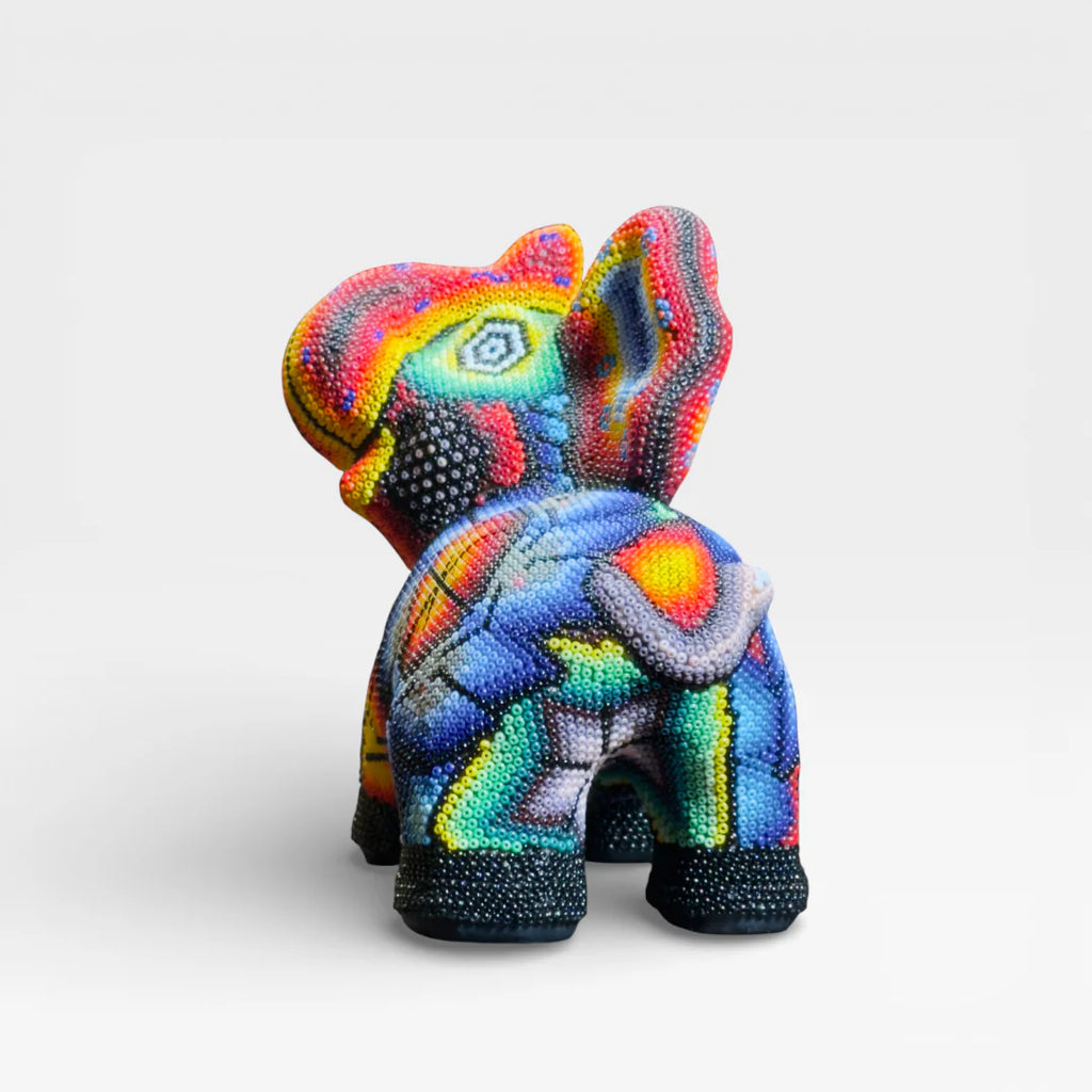 Figura de Chaquira: Elefante Azul, Rojo y Amarillo con Patrones Geométricos Wixárika