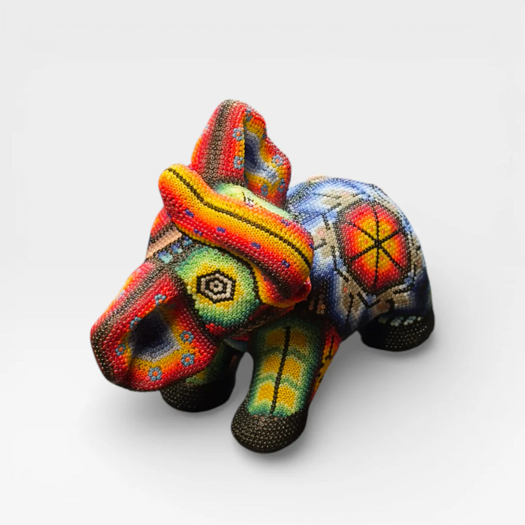 Figura de Chaquira: Elefante Azul, Rojo y Amarillo con Patrones Geométricos Wixárika