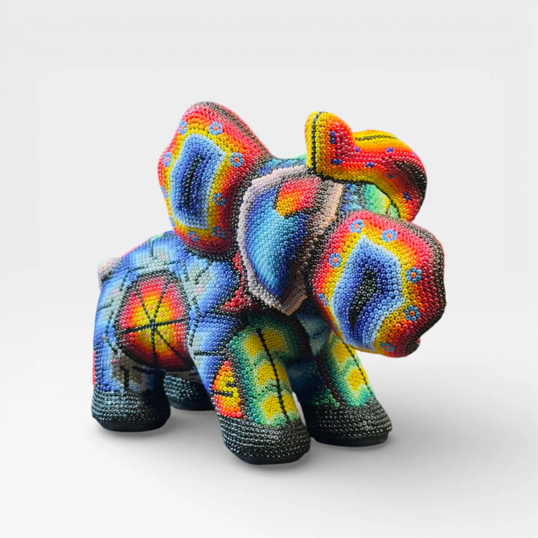 Figura de Chaquira: Elefante Azul, Rojo y Amarillo con Patrones Geométricos Wixárika