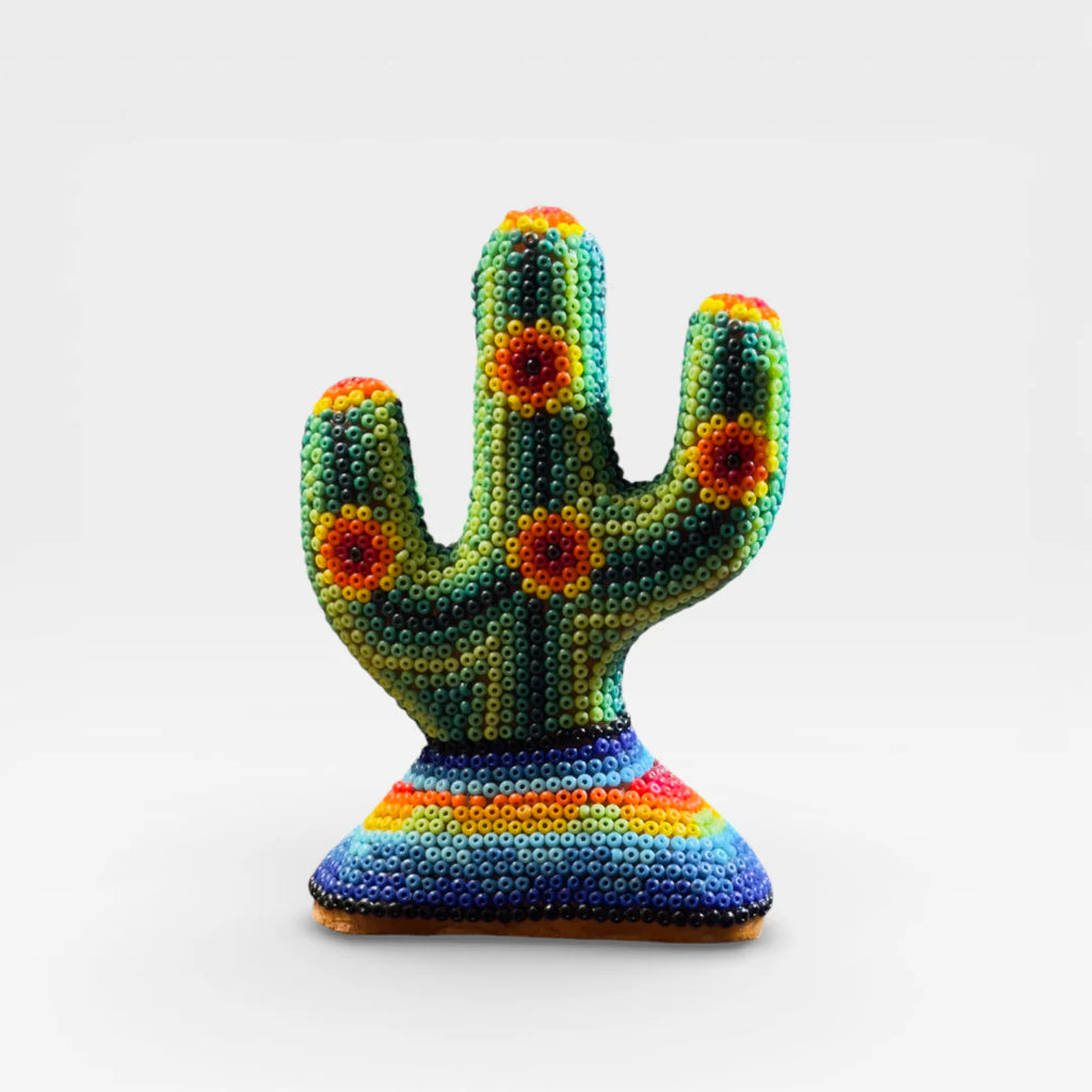 Figura de Chaquira: Cactus Verde, Naranja y Azul con Círculos Vibrantes, Arte Huichol.