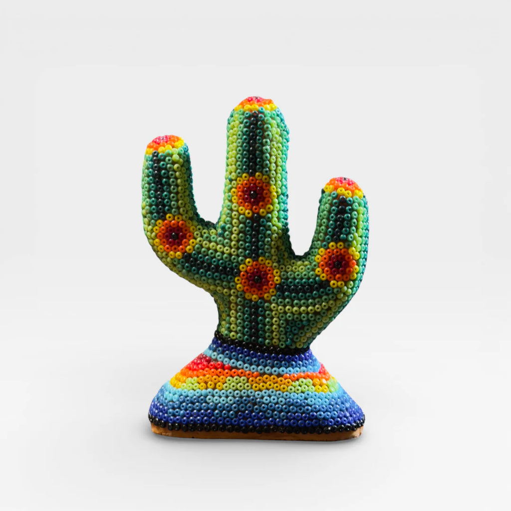 Figura de Chaquira: Cactus Verde, Naranja y Azul con Círculos Vibrantes, Arte Huichol.