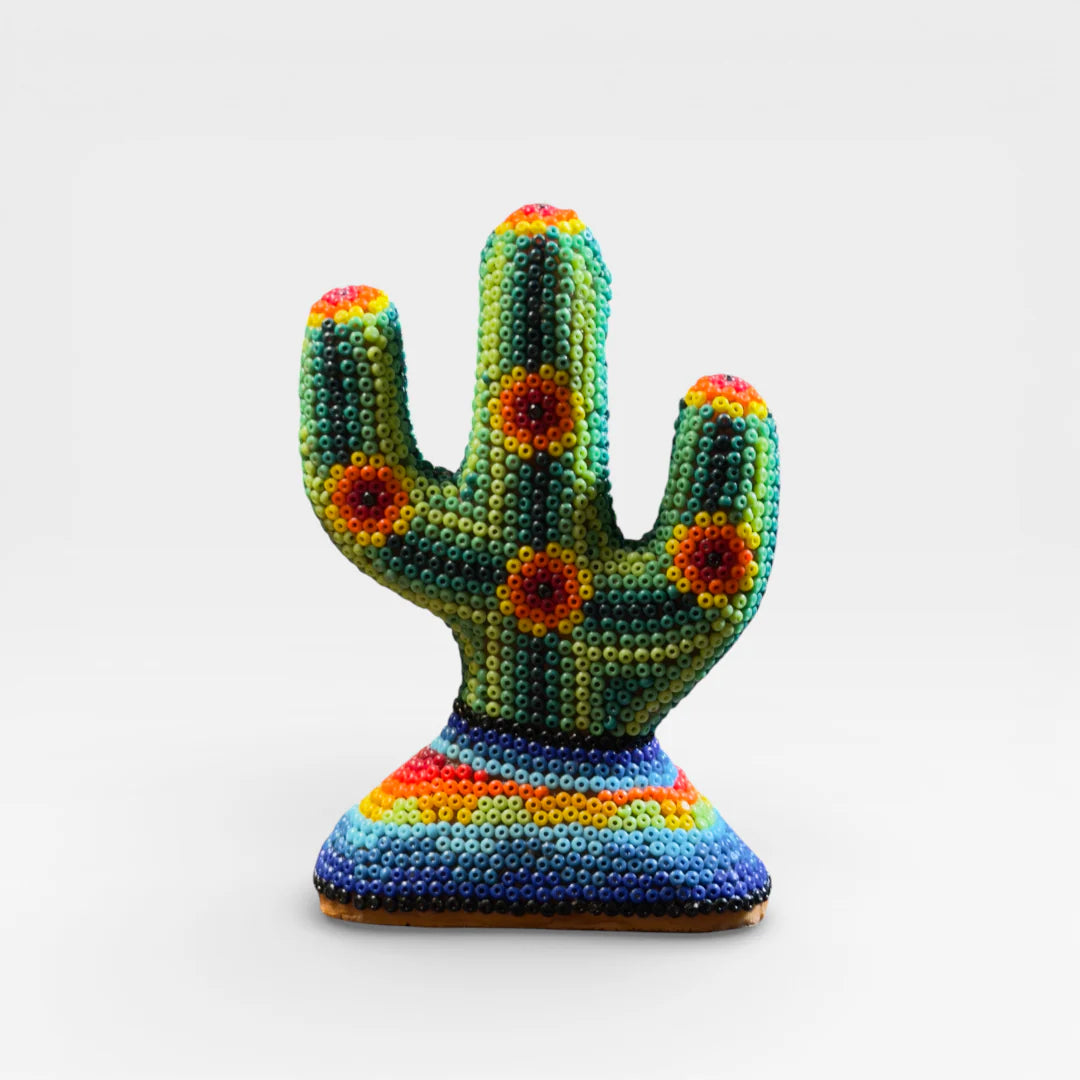 Figura de Chaquira: Cactus Verde, Naranja y Azul con Círculos Vibrantes, Arte Huichol.