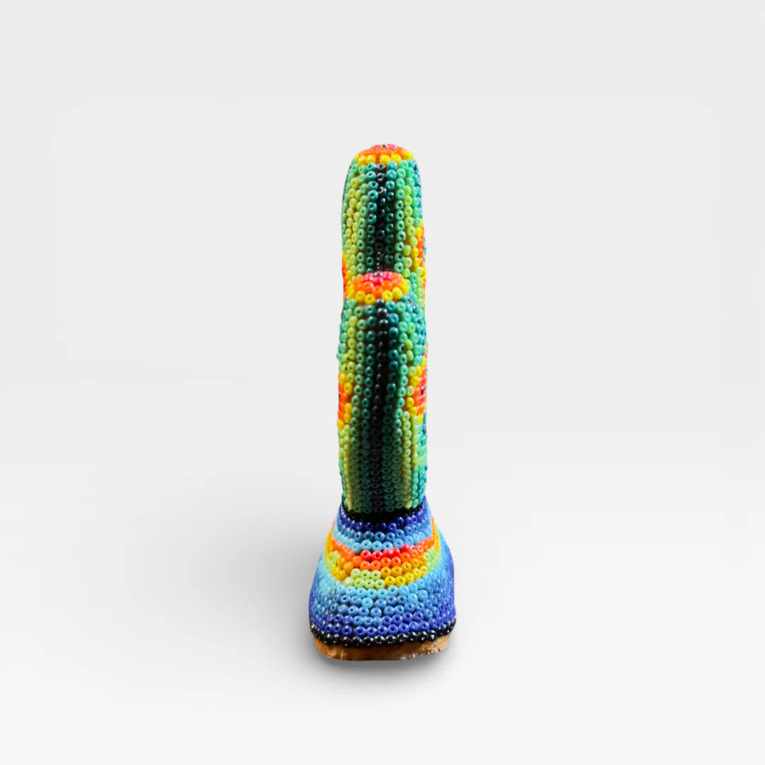Figura de Chaquira: Cactus Verde, Naranja y Azul con Círculos Vibrantes, Arte Huichol.