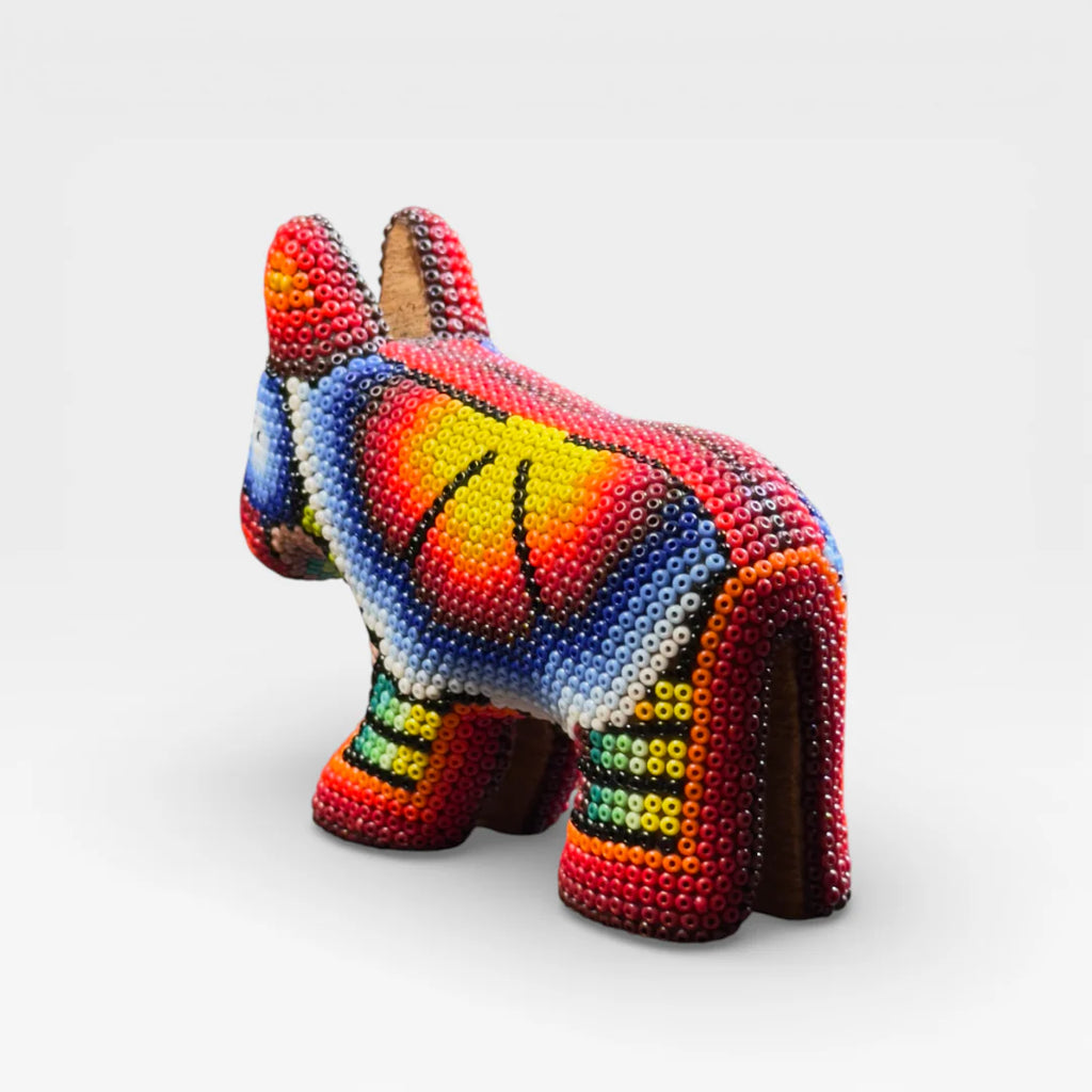 Figuras de Chaquira: Burro de Arte rojo, azul y amarillo con vibrante diseño de ojos.