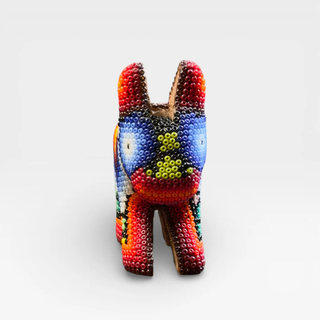 Figuras de Chaquira: Burro de Arte rojo, azul y amarillo con vibrante diseño de ojos.