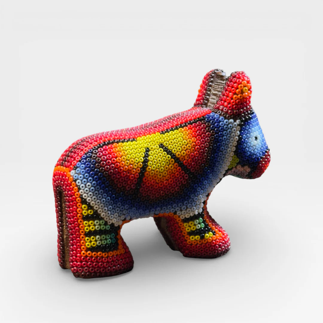 Figuras de Chaquira: Burro de Arte rojo, azul y amarillo con vibrante diseño de ojos.