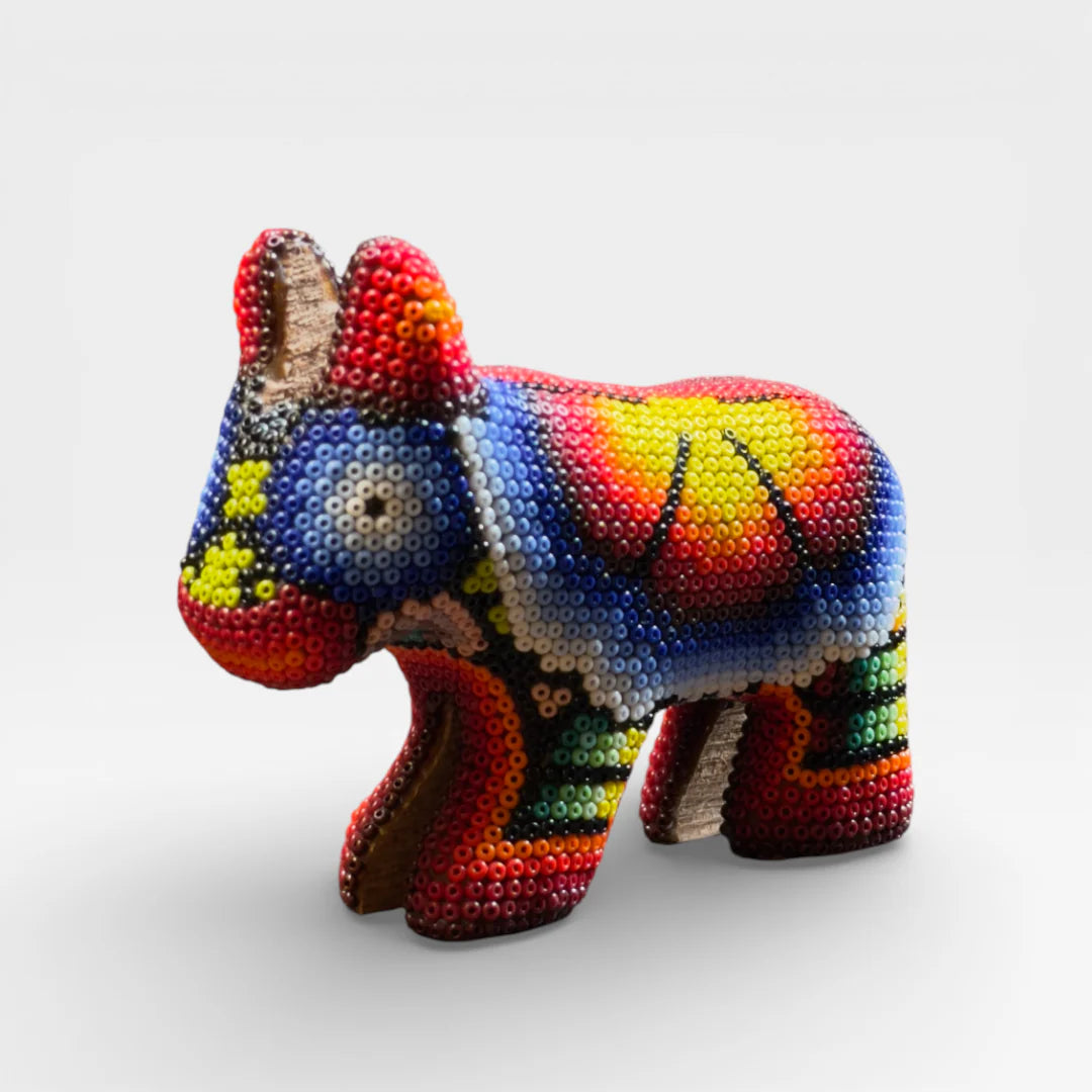 Figuras de Chaquira: Burro de Arte rojo, azul y amarillo con vibrante diseño de ojos.