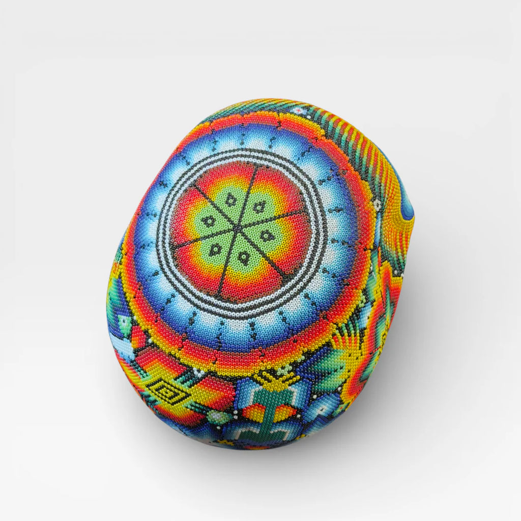 Figura de Chaquira: Calavera Huichol Azul, Amarilla y Roja con Patrones Geométricos.