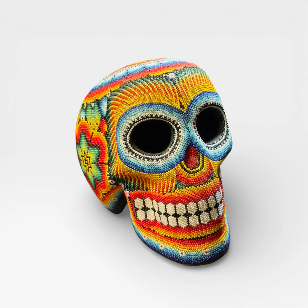 Figura de Chaquira: Calavera Huichol Azul, Amarilla y Roja con Patrones Geométricos.