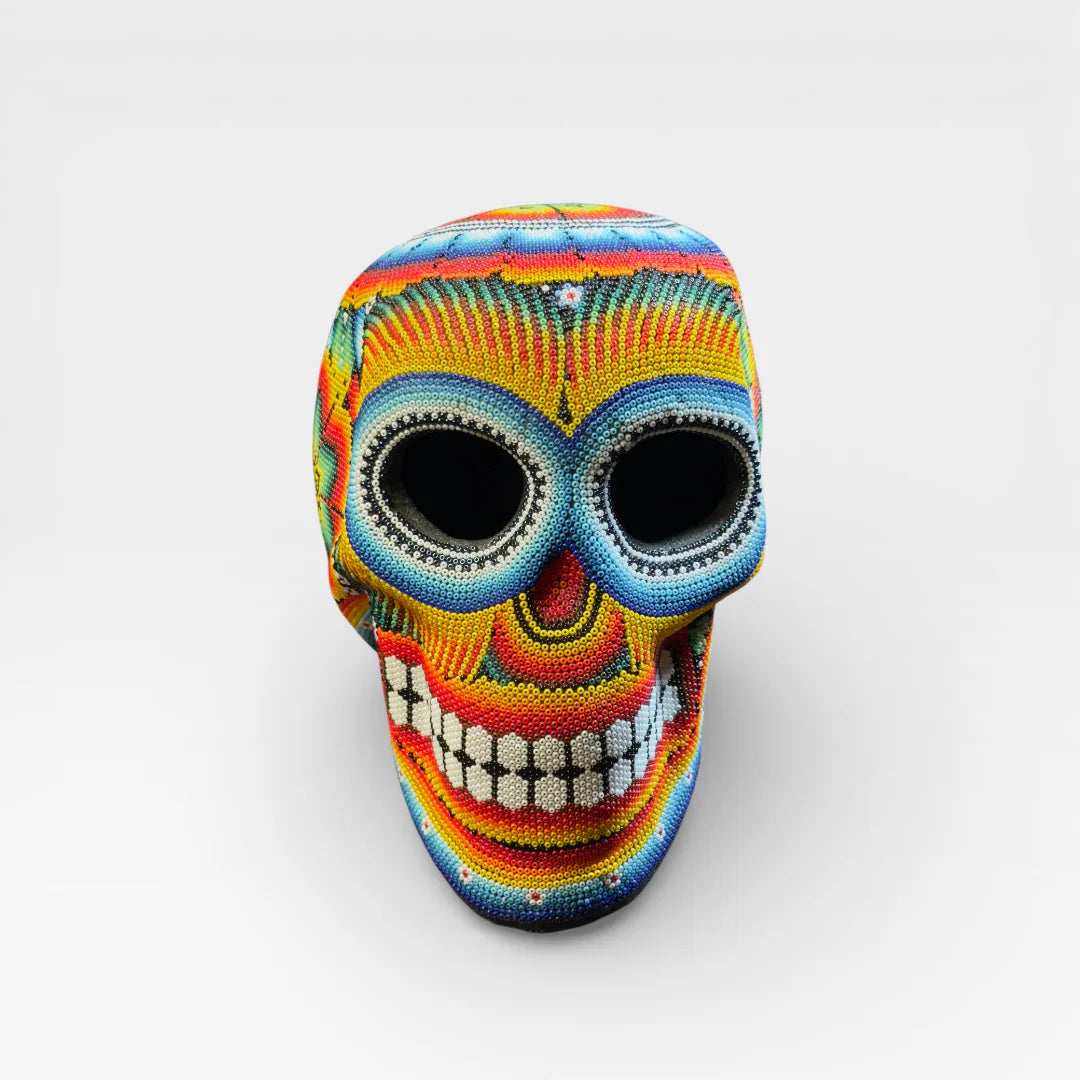 Figura de Chaquira: Calavera Huichol Azul, Amarilla y Roja con Patrones Geométricos.