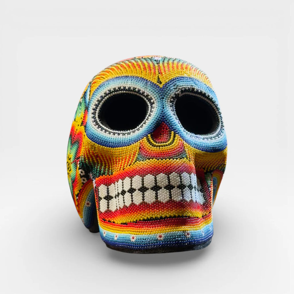Figura de Chaquira: Calavera Huichol Azul, Amarilla y Roja con Patrones Geométricos.